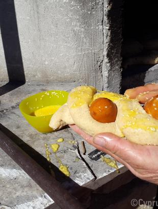 Πριν μπουν στο φούρνο, οι αυκωτές αλείφονται με αυγό και σησάμι. Λετύμπου, 2016.