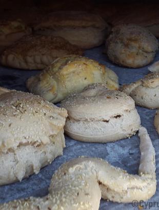 Οι αυκωτές και τα υπόλοιπα ζυμώματα, σχεδόν ψημένα και έτοιμα για ξεφούρνισμα. Λετύμπου 2016.