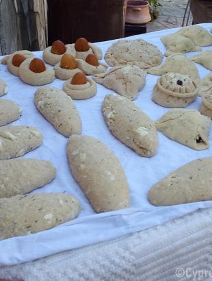 Πασχαλινά ζυμώματα (αυκωτές, φλαούνιες, πασκιές, χαλλουμωτές), ενώ μεταφέρονται στο φούρνο. Λετύμπου, 2016.