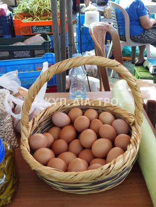Αυγά προς πώληση στην υπαίθρια αγορά του ΟΧΙ, στη Λευκωσία.