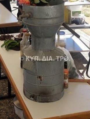 Αποστακτήρας ροδοστάγματος (Μαγειρεύω Κυπριακά 2015). &lt;br/&gt; Πηγή: Στάλω Λαζαρου.