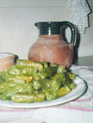 Κουπέπια και τσουκκού (πήλινο δοχείο) με γιαούρτι.