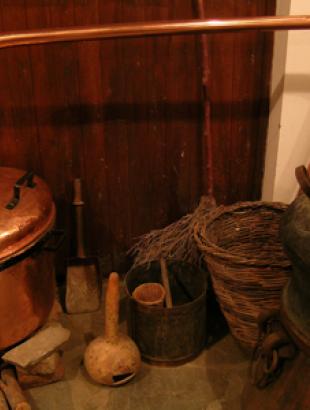 Παραδοσιακός άμβυκας (καζάνι αποστάξεως του παραδοσιακού ποτού της Κύπρου ζιβανία), στο Οινοποιείο Τσιάκα, στο Πελένδρι Λεμεσού Κύπρου, στις 21/08/2007.