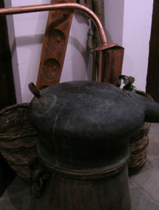 Παραδοσιακός άμβυκας (καζάνι αποστάξεως του παραδοσιακού ποτού της Κύπρου ζιβανία), στο Οινοποιείο Τσιάκα, στο Πελένδρι Λεμεσού Κύπρου, στις 21/08/2007.