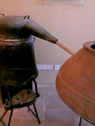 Παραδοσιακός άμβυκας (καζάνι αποστάξεως του παραδοσιακού ποτού της Κύπρου ζιβανία) και φυσερό για το καμίνι, στο Κυπριακό Οινομουσείο, στην Ερήμη Κύπρου, στις 25/08/2007.