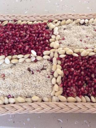 Τα κόλλυβα είναι βρασμένο σιτάρι, σύμβολο του ανθρώπινου σώματος επειδή το ανθρώπινο σώμα τρέφεται και αυξάνεται με το σιτάρι.Τα ετοιμάζουμε τα ψυχοσάββατα για την ανάπαυση των αγαπημένων μας προσώπων. 2014φωτ: Μαρίνα Κωνσταντίνου