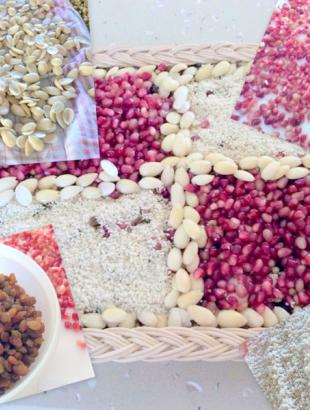 Τα κόλλυβα προέρχονται από την αρχαία ελληνική &quot;κόλλυβο&quot; που σήμαινε κόκκος δημητριακών.Έχουν τις ρίζες τους στα αρχαία ελληνικά χρόνια. Συνήθως τα κόλλυβα τα προσφέρουν στην εκκλησιά, είναι όμως και ένα νόστιμο επιδόρπιο. 2014φωτ: Μαρίνα Κωνσταντίνου