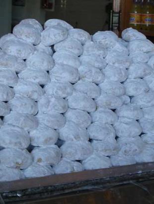 Πυραμίδα από κουραμπιέδες.