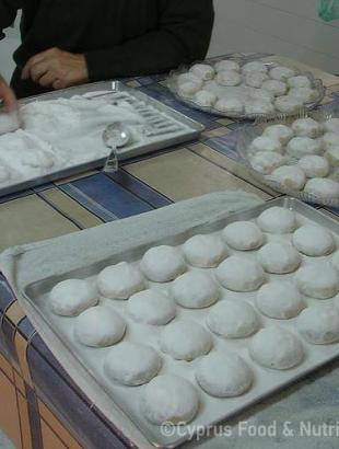 Το ζαχάρωμα των κουραμπιέδων.