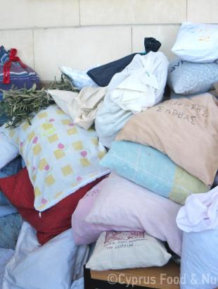 Κλαδιά ελιάς σε υφασμάτινα σακούλια. Μεταφέρονται στην εκκλησία την Κυριακή των Βαΐων και παραμένουν εκεί 40 μέρες, για να ευλογηθούν &lt;br/&gt; Πηγή: Στάλω Λαζάρου