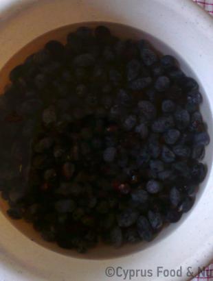 Παρασκευή κουμνιαστών ελιών - Τοποθέτηση σε νερό &lt;br/&gt; Πηγή: Στάλω Λαζάρου