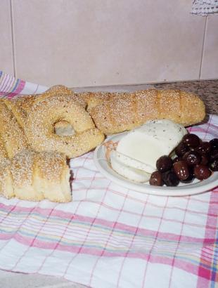 Κουλούρι με ελιές και χαλούμι. Αυτός ο συνδυασμός τροφών προσφερόταν επίσης στις κηδείες και τα μνημόσυνα, ως παρηορκά, &lt;br/&gt; Άδεια δημοσίευσης: Κατερίνα Μηνά-Καρεκλά