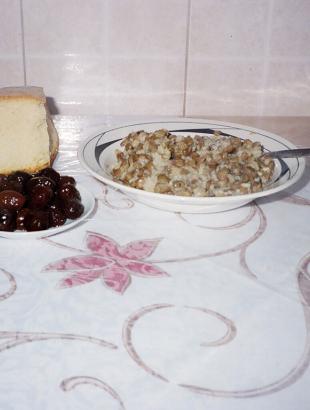 Φακές με ελιές μαύρες. &lt;br/&gt; Άδεια δημοσίευσης από: Κατερίνα Μηνά-Καρεκλά