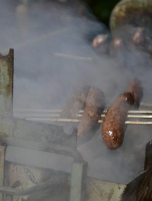 Ψήνοντας λουκάνικα στην παραδοσιακή φουκού, 2014.