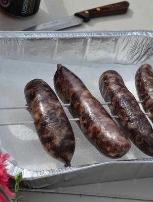 Ψήνοντας λουκάνικα, 2014.