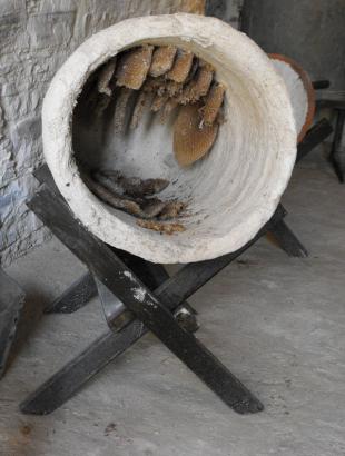 ‘Πίττες’ (κηρήθρες) με μέλι στο παραδοσιακό ‘τζιβέρτι’ καμωμένο με αχυροπηλό, Κάτω Δρυς 2014.φωτ: Έλλη Κορνιώτη