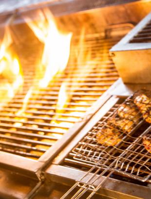 Ψήνοντας σεφταλιά, Λευκωσία 2014.φωτ: Μαρία Γεωργίου