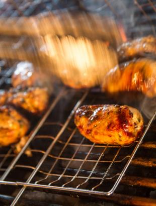 Ψήνοντας σεφταλιά, Λευκωσία 2014.φωτ: Μαρία Γεωργίου