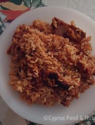 Λευκαρίτικος τταβάς με ψιλοκομμένα κομμάτια ριφιού, ντομάτα, κρεμμύδι, αρτυσιά (κύμινο) και ρύζι.