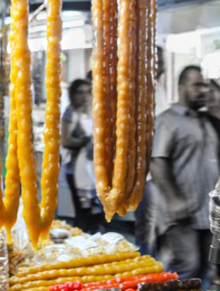 Σουτζιούκκος στο πανηγύρι του Μένοικου σε διάφορες γεύσεις και χρώματα. Συνήθως φτιάχνεται από σταφύλι. 2014.φωτ: Παναγιώτης Γεωργίου