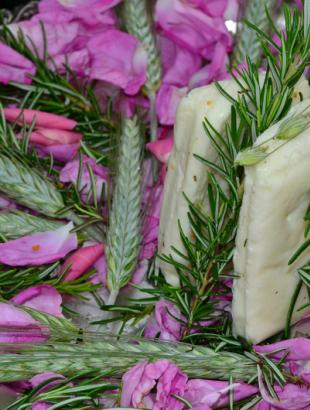 Χαλλούμι διακοσμημένο με ροδοπέταλα και λάσμαρι, Παστίδα Ρόδου 2014.φωτ: Βούλα Κασσάνη