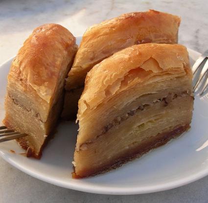 Μπακλαβάς. <br/> Πηγή: https://en.wikipedia.org/wiki/Baklava#/media/File:Baklava_-_Turkish_special,_80-ply.JPEG