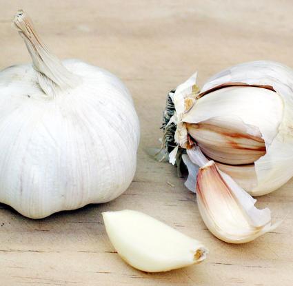 Σκόρδα. <br/> Πηγή: https://commons.wikimedia.org/wiki/File:Garlic.jpg