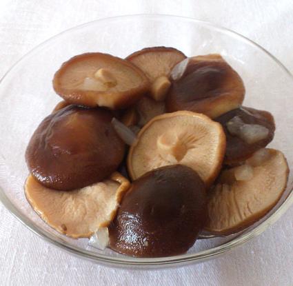 Μανιτάρια ξιδάτα. <br/> Πηγή: https://commons.wikimedia.org/wiki/File:Pickled_mushrooms_4.JPG
