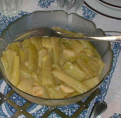 Xωστές με σκόρδο.<br/> Πηγή: Xufanc, https://commons.wikimedia.org/wiki/File:Cardoon-navarrese15.JPG.