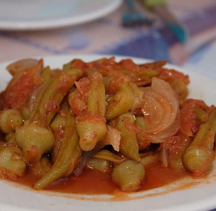 Μπάμιες γιαχνί. <br/> Πηγή: Robert Kindermann, https://en.wikipedia.org/wiki/Cypriot_cuisine#/media/File:BamiesLaderes%28RobertK%29.JPG