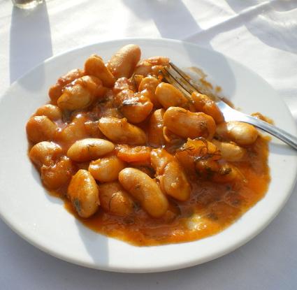 Φασόλια γίγαντες. <br/> Πηγή: https://en.wikipedia.org/wiki/Gigandes_plaki#/media/File:Gigandes_plaki.jpg
