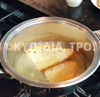 Κατσούρες κατά το τηγάνισμα. Μαγειρεύω Κυπριακά 2015. <br/> Πηγή: Στάλω Λαζάρου. 