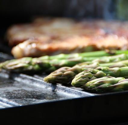 Φιλέτο και αγρέλια (σπαράγγια. <br/> Πηγή: https://pixabay.com/en/asparagus-green-asparagus-steak-353941/