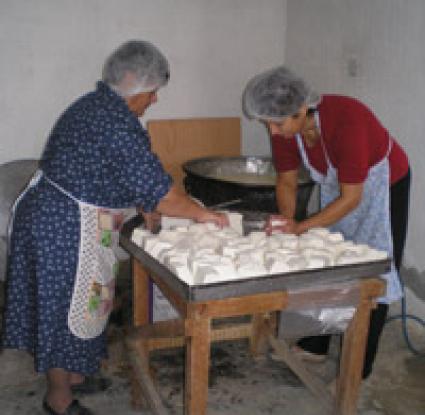 «Παρασκευή χαλλουμιών» <br/> Πηγή: http://www.mari.org.cy/gr/traditional-lgr/halloumi-lgr