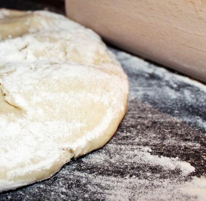Άνοιγμα ζύμης. <br/> Πηγή: https://pixabay.com/en/dough-rolling-pin-pizza-bread-702962/
