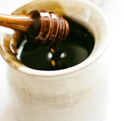 Μέλι. <br/> Πηγή: https://pixabay.com/en/honey-dipper-honey-tool-bee-honey-351485/