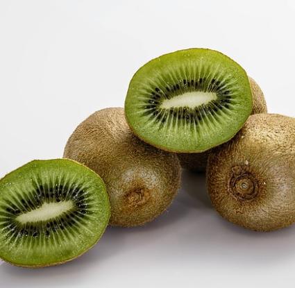 Ακτινίδια. <br/> Πηγή: https://pixabay.com/en/kiwifruit-fruit-kiwi-food-fresh-400143/