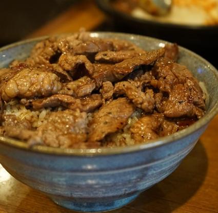 Κρέας με το ρύζι. <br/> Πηγή: https://pixabay.com/en/lunch-rice-bowl-meat-709423/