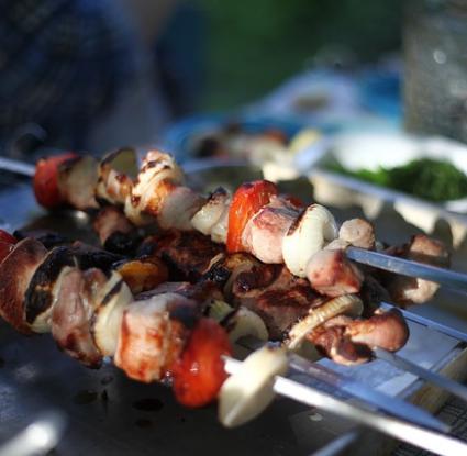 Κρέας σουβλάκι με λαχανικά. <br/> Πηγή: https://pixabay.com/en/shish-kebab-fried-meat-skewers-food-817162/ 