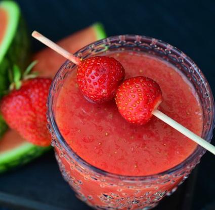 Χυμός φράουλας. <br/> Πηγή: https://pixabay.com/en/smoothie-strawberries-watermelon-833470/