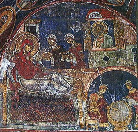 Η Γέννηση της Θεοτόκου (1105/6) από το Ιερό Βήμα του ναού της Παναγίας Φορβιώτισσας στην Ασίνου. Στο βάθος της σκηνής διακρίνονται γυναίκες να φέρουν φαγητό στη μητέρα της Θεοτόκου μέσα σε μεγάλα βαθιά πινάκια.