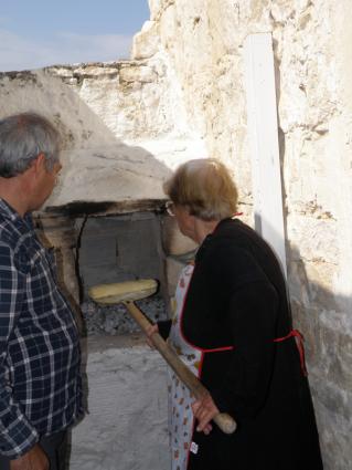 Ψήσιμο ψωμιού σε παραδοσιακό φούρνο, &#039;Υψωνας 9/4/2014.