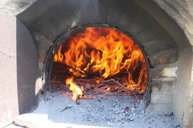 Πύρωμα παραδοσιακού φούρνου 3, Μένοικο 2014.