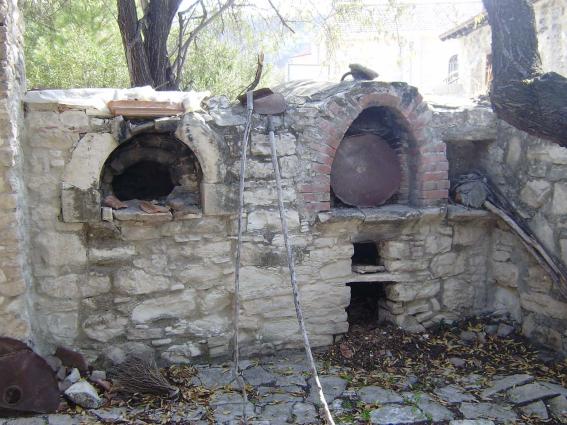 Παραδοσιακοί φούρνοι σε αυλές των σπιτιών 