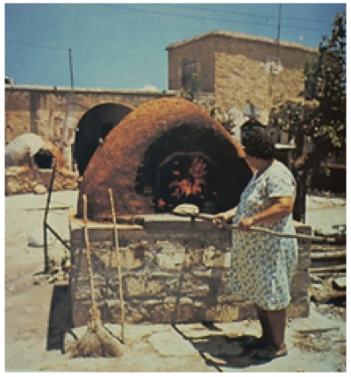Φούρνισμα σε παραδοσιακό φούρνο. Copyright Ριζοπούλου-Ηγουμενίδου Ευφροσύνη (2007),&#039;Φούρνος και παραδοσιακή κατοικία&#039;, στο Φούρνοι και παραδοσιακά ζυμώματα στη Θράκη, το Αιγαίο και την Κύπρο 