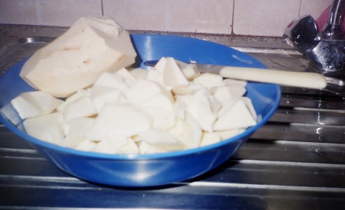 Κολοκάσι ωμό, καθαρισμένο και κομμένο. <br/> Άδεια δημοσίευσης: Κατερίνα Μηνά-Καρεκλά. 