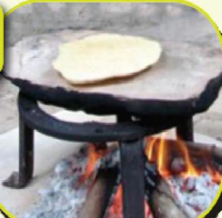 Το ψήσιμο των λαγγόπιττων. <br/> Άδεια δημοσίευσης: Υπουργείο Γεωργίας. 