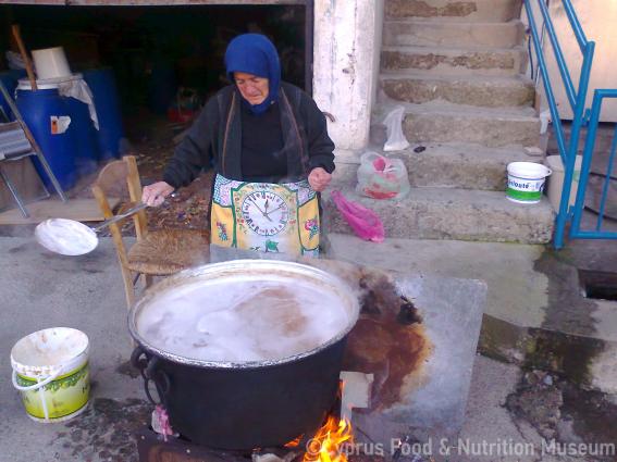 Ξάφρισμα του μουσταριού. <br/> Πηγή: Στάλω Λαζάρου. 