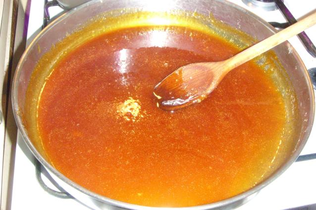 3.Ετοιμάζουμε την καραμέλα. <br/>Πηγή: Έλενα Χρίστου Μάκη, 2011.