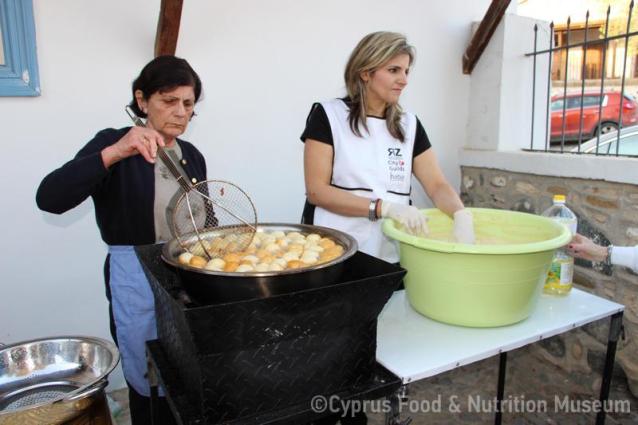 Υπαίθρια παρασκευή λουκουμάδων 4, Πέρα Ορεινής 22/3/2014.<br/> Πηγή: Κατερίνα Λαζάρου.